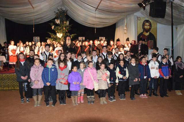 Concertul de colinde al Mitropoliei Moldovei și Bucovinei a aprins „opaițul” iubirii de tradiție și neam