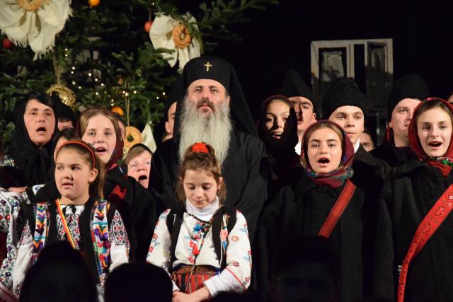 Concertul de colinde al Mitropoliei Moldovei și Bucovinei a aprins „opaițul” iubirii de tradiție și neam