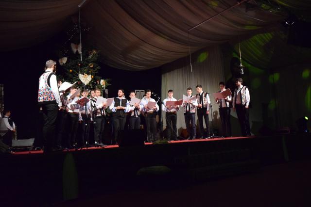 Concertul de colinde al Mitropoliei Moldovei și Bucovinei a aprins „opaițul” iubirii de tradiție și neam