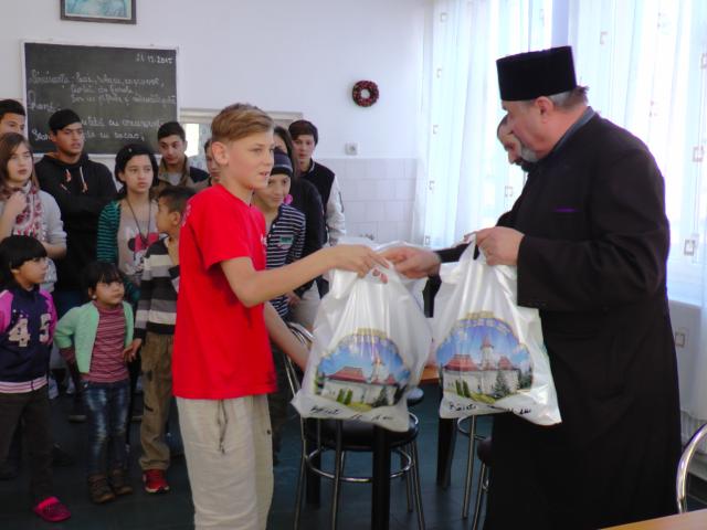 Daruri din partea Arhiepiscopiei Sucevei pentru copiii Centrului de plasament Solca