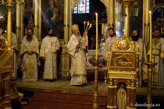 „Astăzi, în zi de Crăciun, se cuvine să ne oprim la Betleem” - cuvântul IPS Teofan în ziua de Crăciun