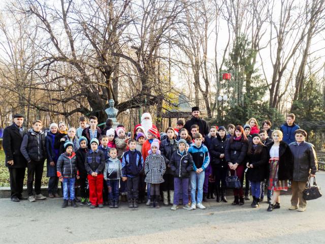 35 de copii din Parohia Chilişoaia au primit în dar, în prag de Crăciun,  o excursie în Iaşul de poveste