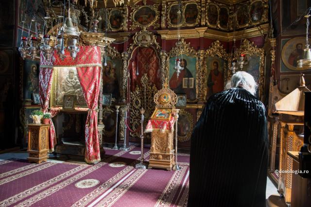 interiorul bisericii Mănăstirii Bistrița