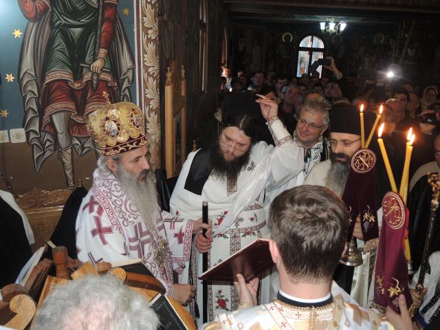 Liturghie arhierească și hirotesie de stareț, la Mănăstirea „Sfânta Cruce” din județul Neamț