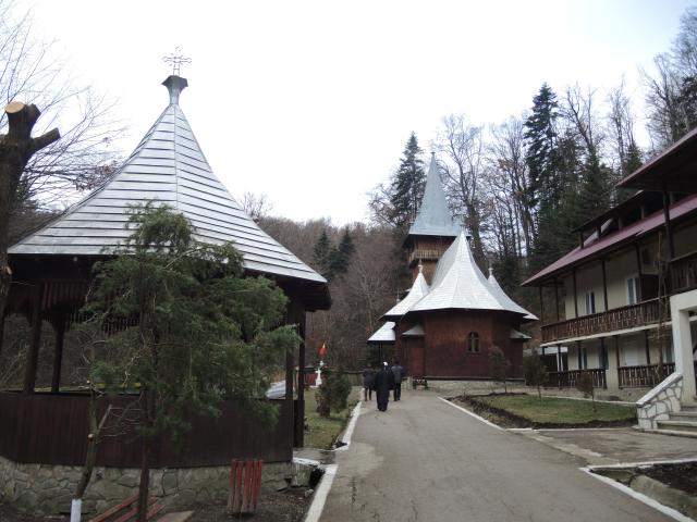 Liturghie arhierească și hirotesie de stareț, la Mănăstirea „Sfânta Cruce” din județul Neamț