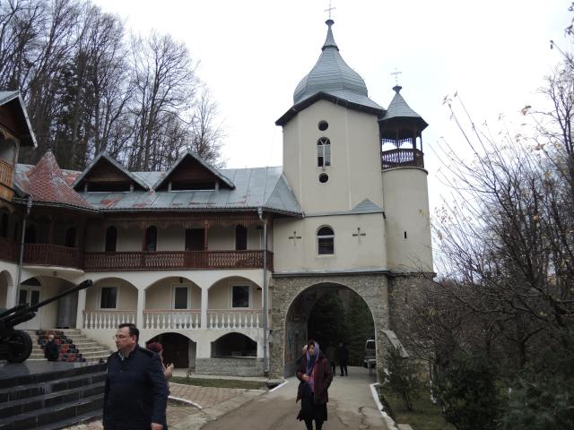 Liturghie arhierească și hirotesie de stareț, la Mănăstirea „Sfânta Cruce” din județul Neamț