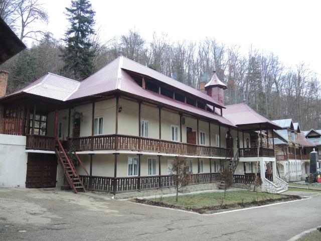 Liturghie arhierească și hirotesie de stareț, la Mănăstirea „Sfânta Cruce” din județul Neamț