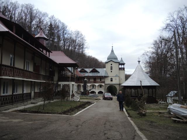 Liturghie arhierească și hirotesie de stareț, la Mănăstirea „Sfânta Cruce” din județul Neamț