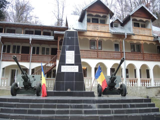 Liturghie arhierească și hirotesie de stareț, la Mănăstirea „Sfânta Cruce” din județul Neamț