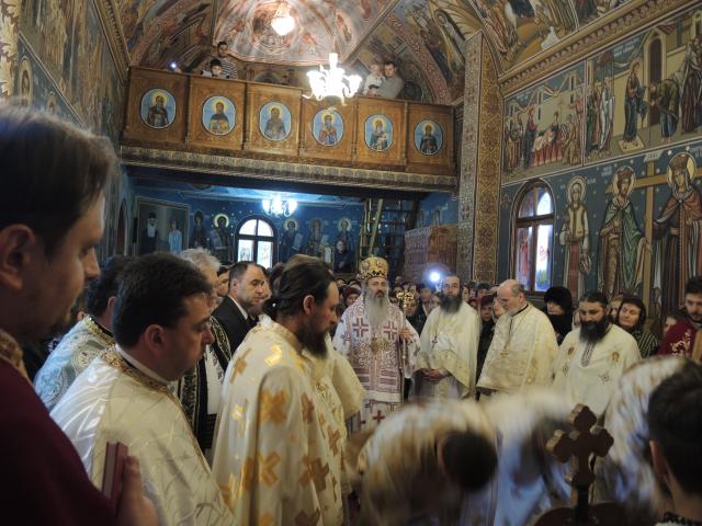 Liturghie arhierească și hirotesie de stareț, la Mănăstirea „Sfânta Cruce” din județul Neamț