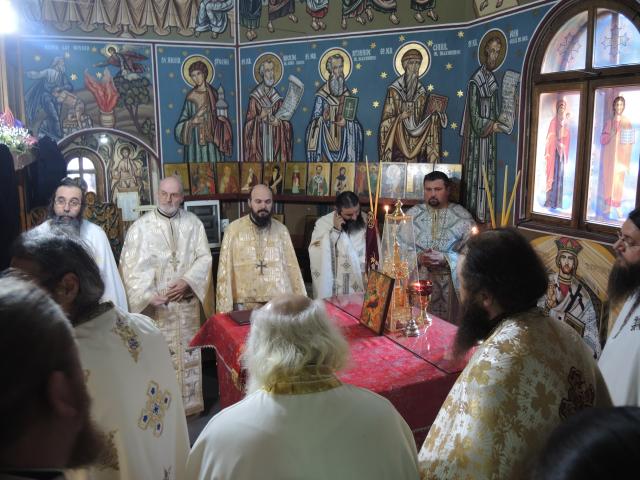 Liturghie arhierească și hirotesie de stareț, la Mănăstirea „Sfânta Cruce” din județul Neamț