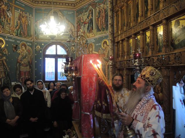 Liturghie arhierească și hirotesie de stareț, la Mănăstirea „Sfânta Cruce” din județul Neamț
