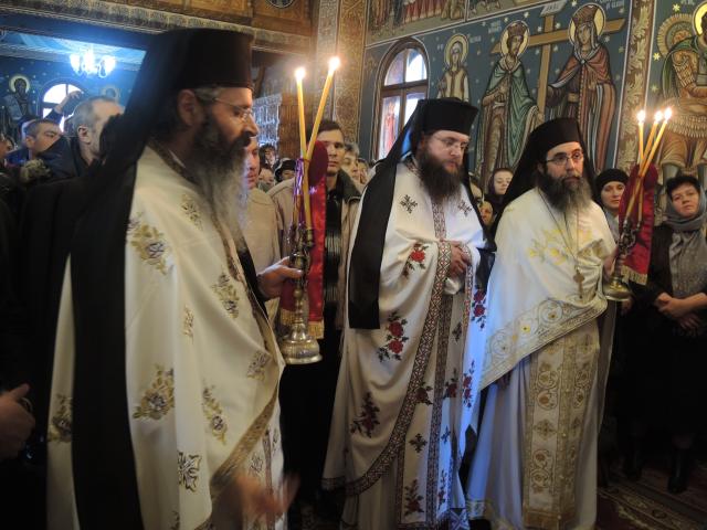 Liturghie arhierească și hirotesie de stareț, la Mănăstirea „Sfânta Cruce” din județul Neamț