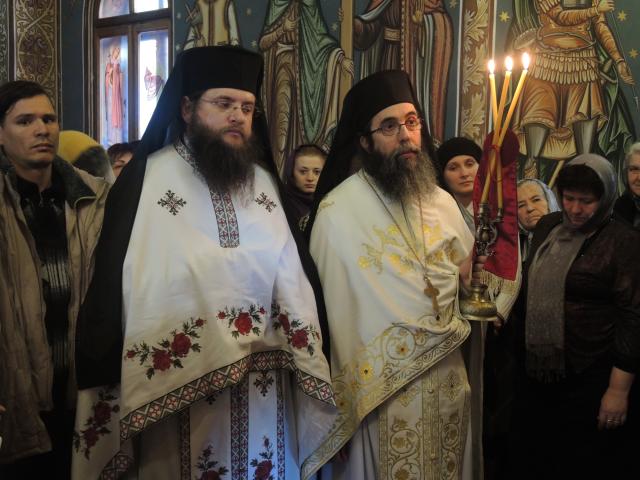 Liturghie arhierească și hirotesie de stareț, la Mănăstirea „Sfânta Cruce” din județul Neamț