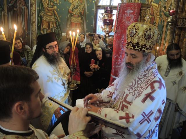 Liturghie arhierească și hirotesie de stareț, la Mănăstirea „Sfânta Cruce” din județul Neamț