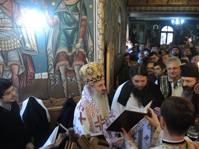 Liturghie arhierească și hirotesie de stareț, la Mănăstirea „Sfânta Cruce” din județul Neamț