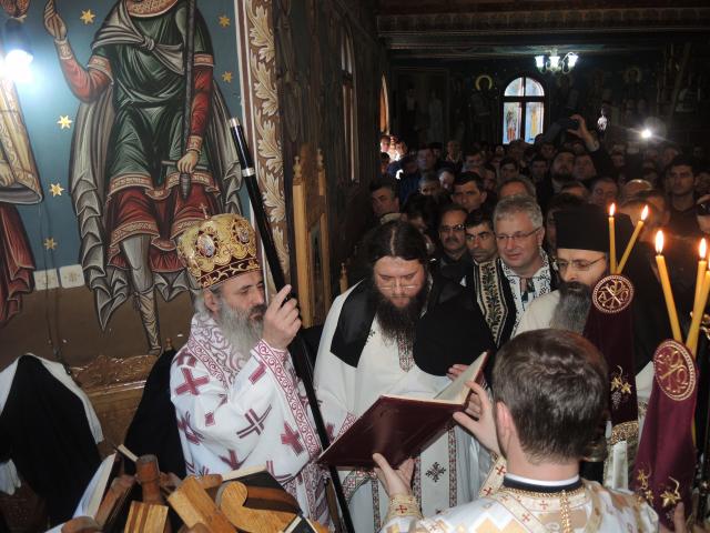 Liturghie arhierească și hirotesie de stareț, la Mănăstirea „Sfânta Cruce” din județul Neamț
