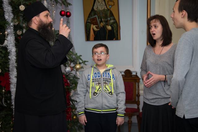 Colindători la Reședința Mitropolitană - preotul Constantin Ipatov cu familia