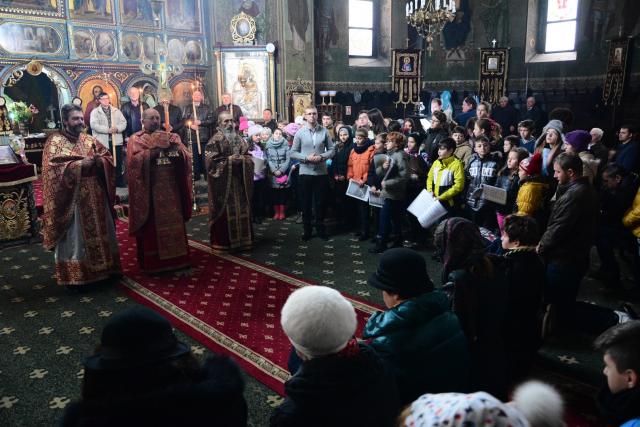 Elevii de la Şcoala „Bogdan Vodă“, în rugăciune de sărbătoarea Sfântului Andrei