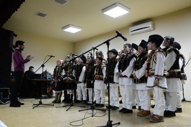 Spectacol de datini în satul bucovinean Sadova