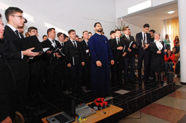 Corul Seminarului Teologic Ortodox din Râmnicu Vâlcea a colindat școlile din oraș