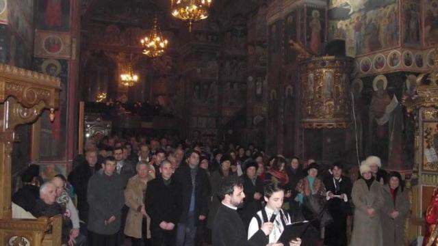 Slujbă arhierească în noaptea dintre ani, la Roman