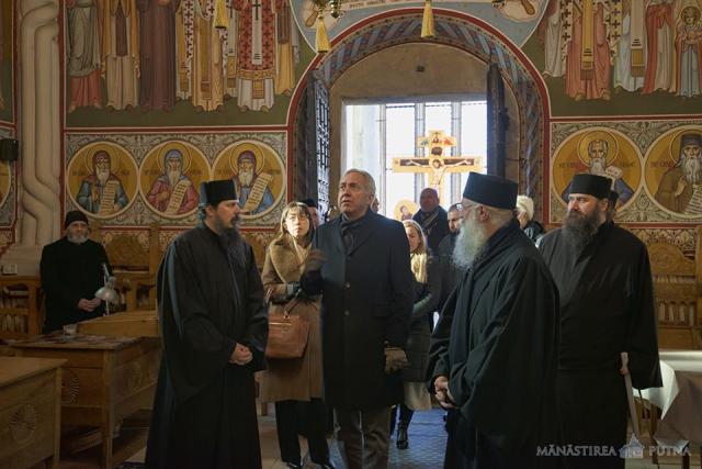Ambasadorul Statelor Unite ale Americii la București, în vizită la Mănăstirea Putna