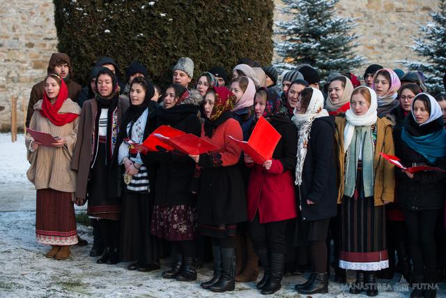 280 de ascoreni au petrecut Anul Nou la Mănăstirea Putna
