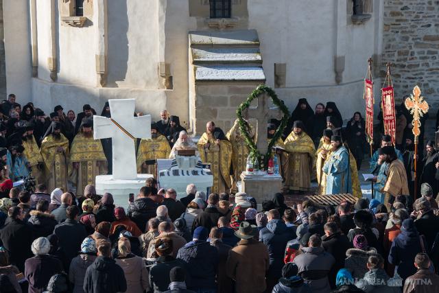 Slujba Bobotezei la Mănăstirea Putna