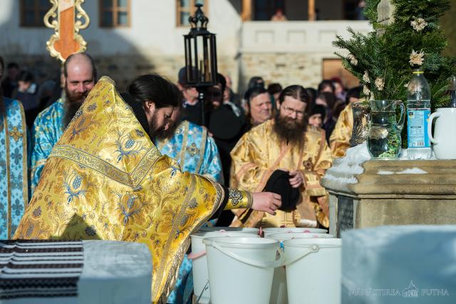 Slujba Bobotezei la Mănăstirea Putna