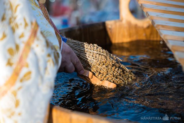 Slujba Bobotezei la Mănăstirea Putna