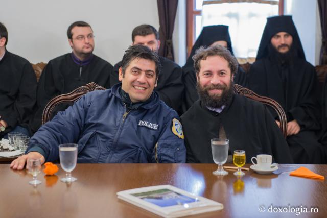În Sfântul Munte şi poliţiştii psalmodiază