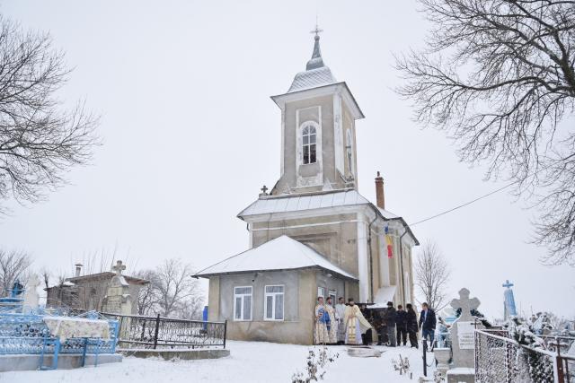 Prima Liturghie oficiată de un mitropolit în Parohia „Sf. Ierarh Nicolae” - Bâcu