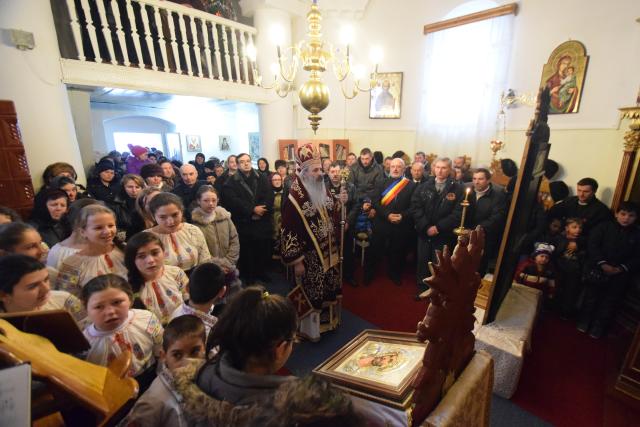 Prima Liturghie oficiată de un mitropolit în Parohia „Sf. Ierarh Nicolae” - Bâcu