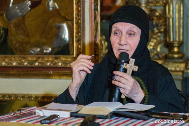 (Video) Despre problemele familiei. Posibile soluții – Maica Siluana Vlad