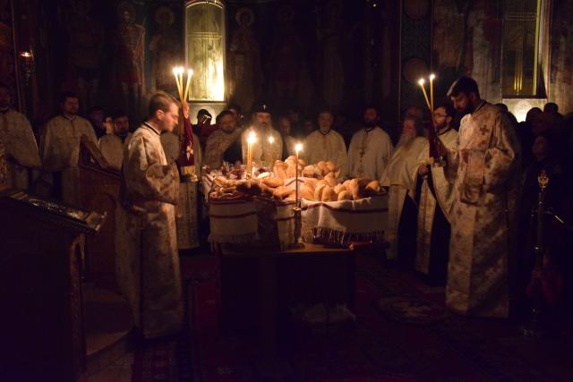 Priveghere arhierească la hramul Bisericii „Sf. Cuv. Antonie cel Mare“ din cartierul ieşean Nicolina
