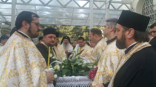 Părintele Constantin Leonte, condus la ceruri printre mii de flori