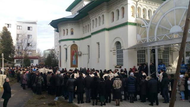 Părintele Constantin Leonte, condus la ceruri printre mii de flori
