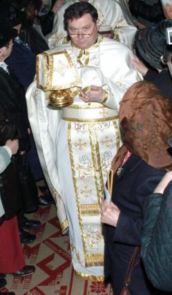 Părintele Constantin Leonte, condus la ceruri printre mii de flori
