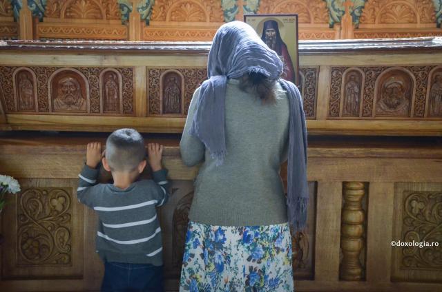 mamă și copil rugându-se