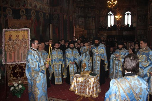 Patronii învăţământului teologic, omagiaţi la Roman