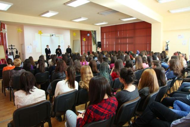 Preasfinţitul Macarie s-a întâlnit cu peste 150 de liceeni din Sibiu