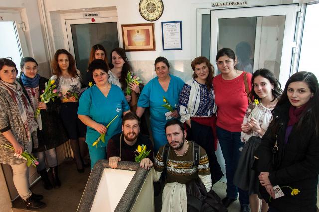 Flori pentru mamele din cadrul Spitalului „Panait Sârbu” din Bucureşti