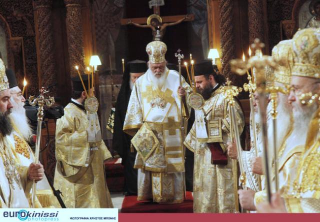 Sfânta Liturghie arhierească și procesiune cu icoane, în Atena