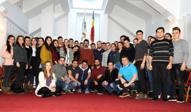 Tineri ortodocşi, întruniţi la Mănăstirea Caraiman