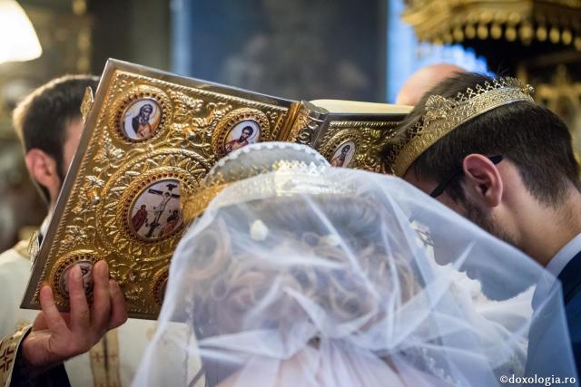 miri cu Sfânta Evanghelie pe cap