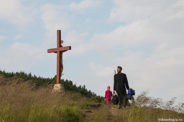 preot cu bagaje privind spre troiță