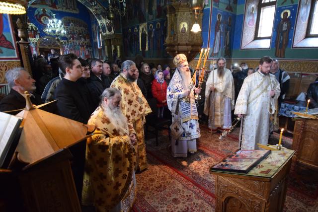 IPS Mitropolit Teofan, la Mănăstirea Almaș: „Orice încălcare a poruncii lui Dumnezeu îl face pe om neputincios”