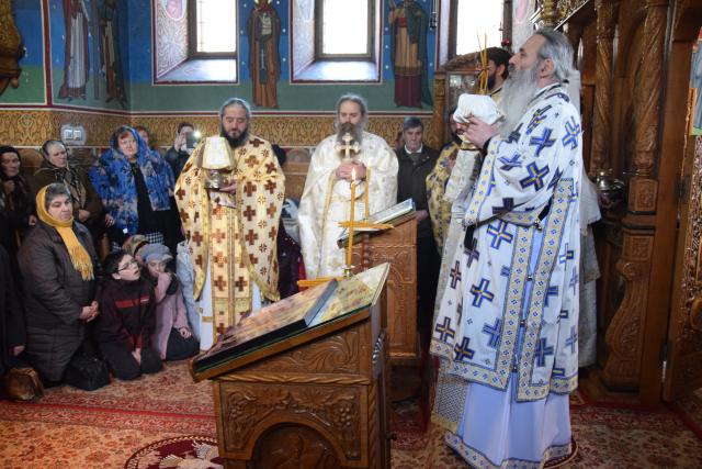 IPS Mitropolit Teofan, la Mănăstirea Almaș: „Orice încălcare a poruncii lui Dumnezeu îl face pe om neputincios”
