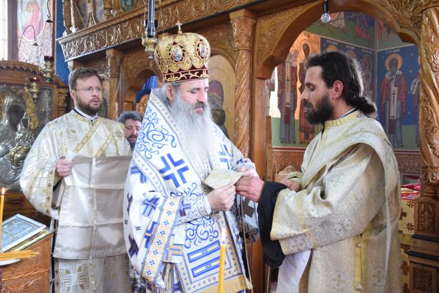 IPS Mitropolit Teofan, la Mănăstirea Almaș: „Orice încălcare a poruncii lui Dumnezeu îl face pe om neputincios”